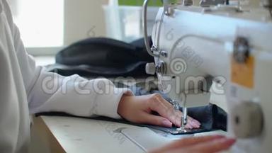 运动中的缝纫机。 裁剪和缝纫。 服装厂。 纺织厂。 缝纫工具。